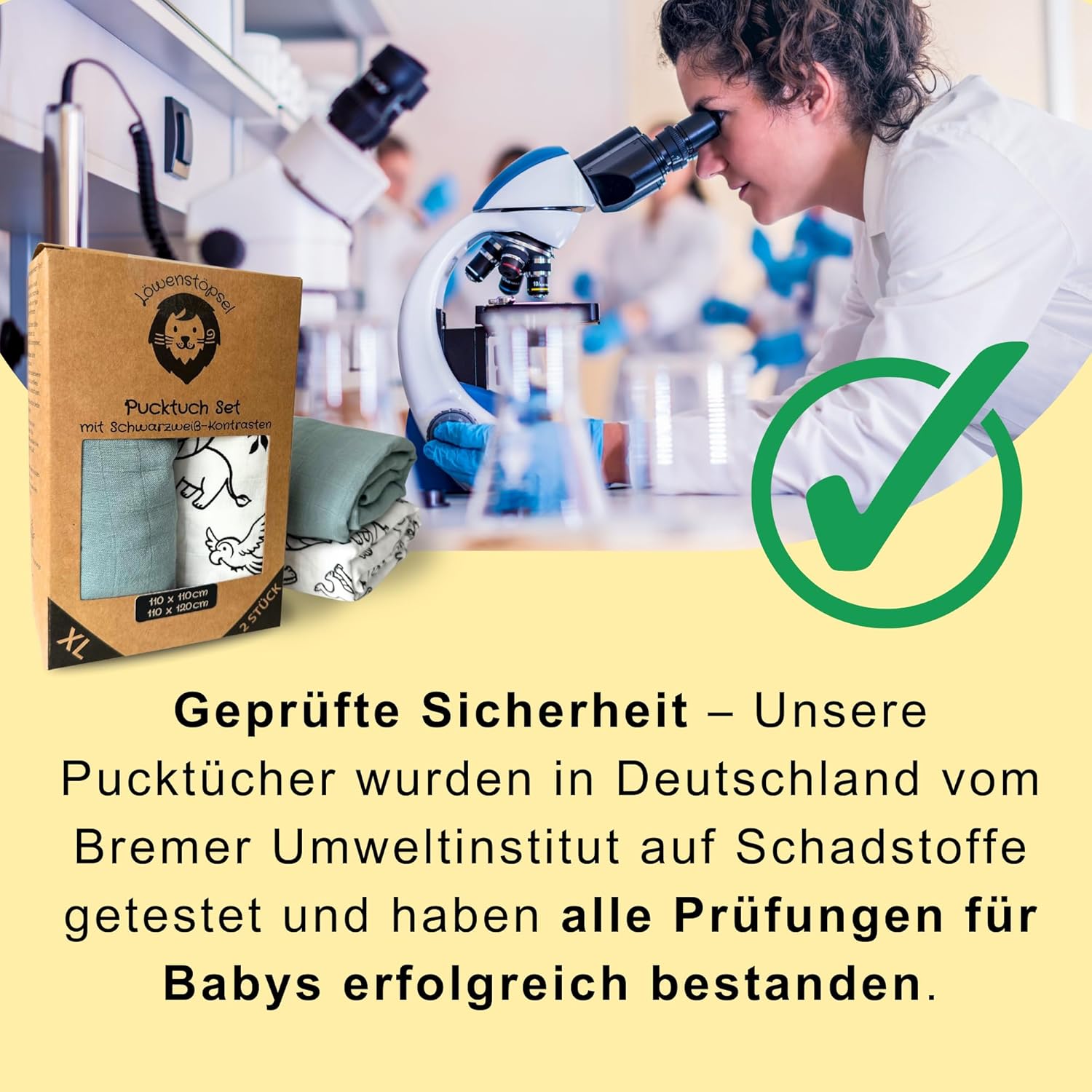 Produktverpackung eines Pucktuch-Sets bzw. der Musselindecke steht links im Bild vor einer Laboraufnahme, in der eine Laborfachkraft durch ein Mikroskop schaut. Rechts daneben befindet sich ein großes grünes Häkchen-Symbol. Unten steht der Text: ‚Geprüfte Sicherheit – Unsere Pucktücher wurden in Deutschland vom Bremer Umweltinstitut auf Schadstoffe getestet und haben alle Prüfungen für Babys erfolgreich bestanden.‘